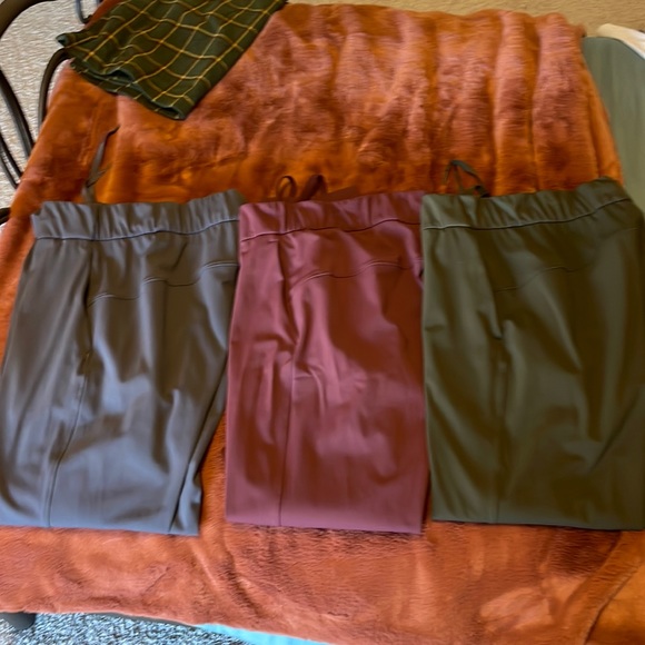 Lululemon on the fly pants In brand new condition. Size 4- - Picture 1 of 3